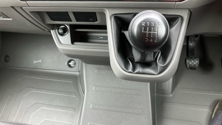 Volkswagen Crafter Cr35 Mwb Diesel Fwd 2.0 TDI 140PS Commerce Plus High Roof Van